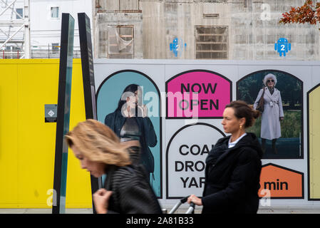 Londres, Royaume-Uni, le 5 novembre 2019 : Les randonneurs passent devant une publicité avec des femmes d'âges différents à Google's new King's Cross l'AC. Banque D'Images