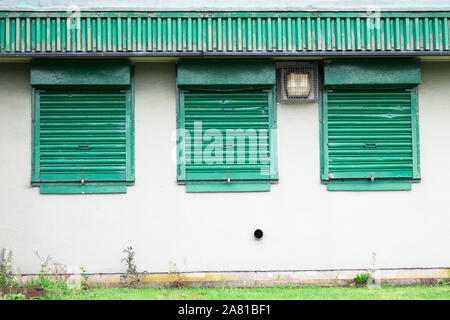 Fenêtre fermée vert metal volets roulants au shop Banque D'Images