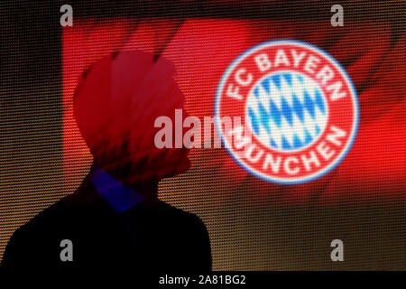 PHOTOMONTAGE. FC Bayern Munich veut présenter nouvel entraîneur-chef à la fin de novembre, la question à l'entraîneur FC Bayern Munich a été traitant de Fußball-Allemagne depuis la rupture avec Niko Kovac. Fonction, border motif : FC Bayern emblème du club, club crest sur le mur vidéo à l'Allianz Arena. Test match Bayern Munich SG Sonnenhof Grossaspach, Soccer 1.Bundesliga, 1.liga, le 09/01/2018. Ã,Â | conditions dans le monde entier Banque D'Images