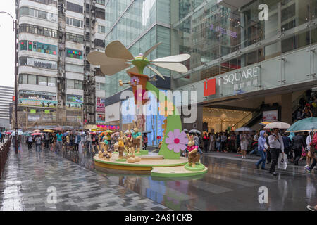 Kowloon, Hong Kong - 22 Avril 2017 : Le Lapin Jouets en face de iSquare Shopping Mall à Tsim Sha Tsui, Hong Kong, Chine. Banque D'Images