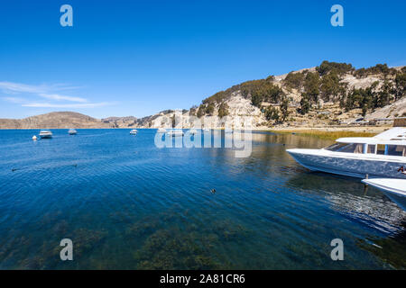 Bateaux de touristes sur le port dans l'Challa Communauté, dans le nord de l'île du soleil dans le lac Titicaca, en Bolivie Banque D'Images