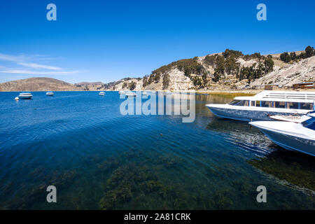 Bateaux de touristes sur le port dans l'Challa Communauté, dans le nord de l'île du soleil dans le lac Titicaca, en Bolivie Banque D'Images