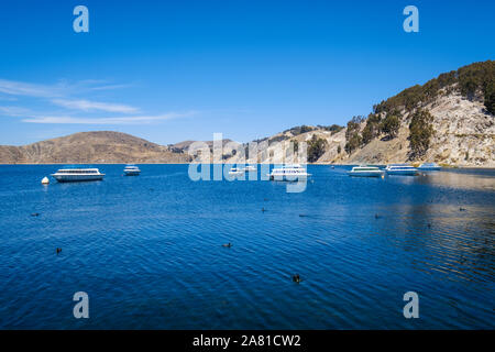 Bateaux de touristes sur le port dans l'Challa Communauté, dans le nord de l'île du soleil dans le lac Titicaca, en Bolivie Banque D'Images