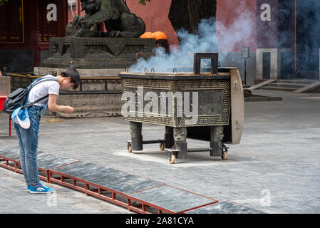 Beijing, Chine, le 8 juin 2018 : homme religieux priant au temple du Lama qui est le plus grand temple bouddhiste tibétain de Beijing, Chine Banque D'Images