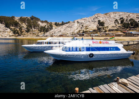 Bateaux de touristes sur le port dans l'Challa Communauté, dans le nord de l'île du soleil dans le lac Titicaca, en Bolivie Banque D'Images