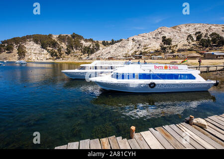 Bateaux de touristes sur le port dans l'Challa Communauté, dans le nord de l'île du soleil dans le lac Titicaca, en Bolivie Banque D'Images