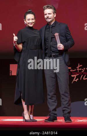 Le 5 novembre 2019, Tokyo, Japon : (de G à D) L'actrice chinoise Zhang Ziyi pose pour les caméras avec le directeur Frelle Petersen vainqueur du Grand Prix de Tokyo pour son film 'Oncle' lors de la cérémonie de clôture de la 32e Tokyo International Film Festival (TIFF) au Tokyo International Forum de Yurakucho. Le 32e Festival International du Film de Tokyo est l'un des plus grands festivals du film en Asie et les amateurs de films peuvent s'approcher et à l'étranger fonctionne mieux avec les réalisateurs japonais au cours de la phase d'accueil. Le format TIFF est le seul festival japonais accrédité par la Fédération internationale des associations de producteurs de films (CRE Banque D'Images