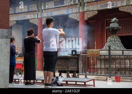 Beijing, Chine, le 8 juin 2018 : homme religieux priant au temple du Lama qui est le plus grand temple bouddhiste tibétain de Beijing, Chine Banque D'Images