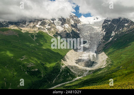 Glacier vu de Chkhutnieri Adishi col Banque D'Images