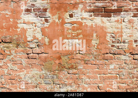 Modèle mur de briques. Vieux Mur construit à partir de la brique rouge, avec des restes de plâtre. La texture de fond. Banque D'Images