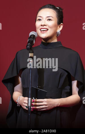 Le 5 novembre 2019, Tokyo, Japon : l'actrice chinoise Zhang Ziyi prend la parole lors de la cérémonie de clôture de la 32e Tokyo International Film Festival (TIFF) au Tokyo International Forum de Yurakucho. Le 32e Festival International du Film de Tokyo est l'un des plus grands festivals du film en Asie et les amateurs de films peuvent s'approcher et à l'étranger fonctionne mieux avec les réalisateurs japonais au cours de la phase d'accueil. Le format TIFF est le seul festival japonais accrédité par la Fédération internationale des associations de producteurs de films (Image Crédit : © Rodrigo Reyes Marin/Zuma sur le fil) Banque D'Images