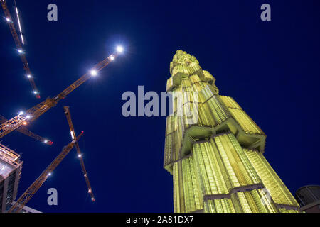 Voir la place Sergels Torg tour jaune allumé face à boom cranes sur chantier, Stockholm Suède 2019 Banque D'Images