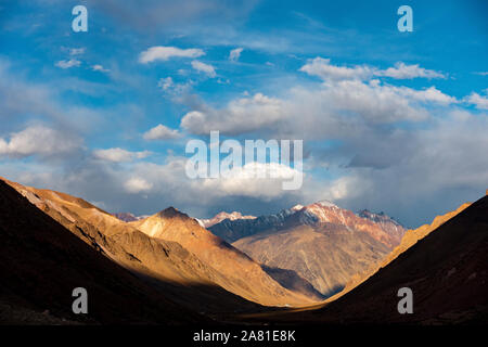 Les montagnes près de la frontière chilienne et argentine près de Mendoza. Banque D'Images