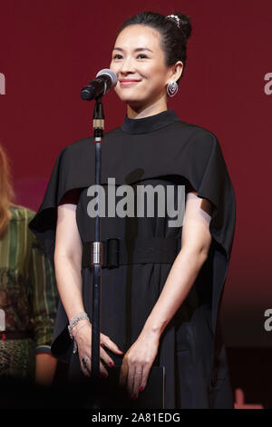 Le 5 novembre 2019, Tokyo, Japon : l'actrice chinoise Zhang Ziyi prend la parole lors de la cérémonie de clôture de la 32e Tokyo International Film Festival (TIFF) au Tokyo International Forum de Yurakucho. Le 32e Festival International du Film de Tokyo est l'un des plus grands festivals du film en Asie et les amateurs de films peuvent s'approcher et à l'étranger fonctionne mieux avec les réalisateurs japonais au cours de la phase d'accueil. Le format TIFF est le seul festival japonais accrédité par la Fédération internationale des associations de producteurs de films (Image Crédit : © Rodrigo Reyes Marin/Zuma sur le fil) Banque D'Images