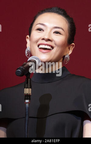 Le 5 novembre 2019, Tokyo, Japon : l'actrice chinoise Zhang Ziyi prend la parole lors de la cérémonie de clôture de la 32e Tokyo International Film Festival (TIFF) au Tokyo International Forum de Yurakucho. Le 32e Festival International du Film de Tokyo est l'un des plus grands festivals du film en Asie et les amateurs de films peuvent s'approcher et à l'étranger fonctionne mieux avec les réalisateurs japonais au cours de la phase d'accueil. Le format TIFF est le seul festival japonais accrédité par la Fédération internationale des associations de producteurs de films (Image Crédit : © Rodrigo Reyes Marin/Zuma sur le fil) Banque D'Images
