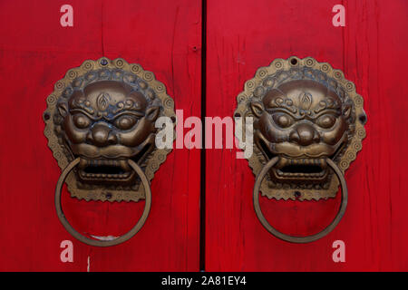 Beijing, Chine - Juillet 8, 2013 : détail de la porte rouge, deux figures de la poignée de porte de dragon Banque D'Images