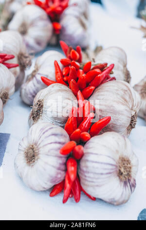 Un tas de petits piments rouges et l'ail Banque D'Images