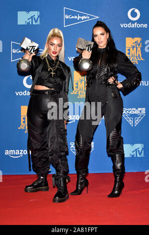 Loredana Zefi et Juju participant à la MTV EMAs 2019 au Centre des congrès et des Expositions Fibes le 3 novembre 2019 à Séville, Espagne. Banque D'Images