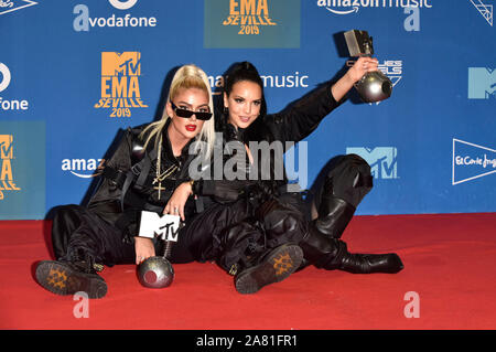 Loredana Zefi et Juju participant à la MTV EMAs 2019 au Centre des congrès et des Expositions Fibes le 3 novembre 2019 à Séville, Espagne. Banque D'Images