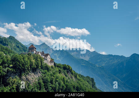 Château de Vaduz dans la capitale du Liechtenstein, de l'été avec vue sur les Alpes et ciel bleu avec des nuages blancs en arrière-plan. Banque D'Images