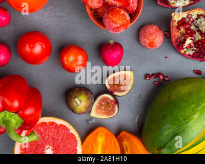 Fresh red, orange, jaune les fruits et légumes riches en antioxydants, fibres, alpha carotène, le lycopène, le bêta-carotène, la lutéine, caroténoïde, le phosphore Banque D'Images