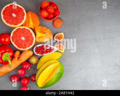 Fresh red, orange, jaune les fruits et légumes riches en antioxydants, fibres, alpha carotène, le lycopène, le bêta-carotène, la lutéine, caroténoïde, le phosphore Banque D'Images