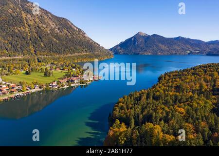 Le lac de Walchensee avec le village de Walchensee, Jochberg à l'arrière, vue aérienne, Upper Bavaria, Bavaria, Germany Banque D'Images