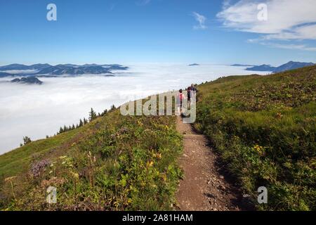 Randonneurs sur la randonnée à partir de Fellhorn à Schlappoldkopf, dans l'arrière-plan brouillard sur les contreforts des Alpes, près de Oberstdorf, Oberallgau, Allgau Banque D'Images