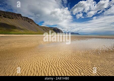 Plage de sable clair, ondulation dans le sable à marée basse, Brekkuvellir, Westfjorde, Nordurland vestra, Islande Banque D'Images