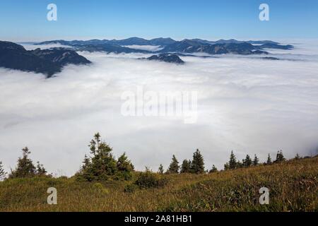 Vue de Fellhorn sur le brouillard dans Kleinwalsertal, derrière Allgauer montagnes près de Oberstdorf, Oberallgau, Allgau, Bavière, Allemagne Banque D'Images