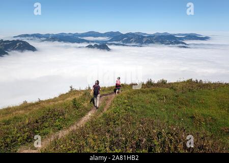 Randonneurs sur la randonnée à partir de Fellhorn à Schlappoldkopf, dans l'arrière-plan brouillard sur les contreforts des Alpes, près de Oberstdorf, Oberallgau, Allgau Banque D'Images