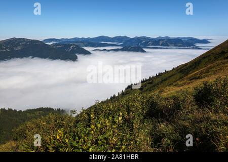 Vue de Fellhorn sur le brouillard dans Kleinwalsertal, derrière Allgauer montagnes près de Oberstdorf, Oberallgau, Allgau, Bavière, Allemagne Banque D'Images