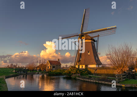 Vue panoramique d'un moulin à vent hollandais dans la lumière du soir Banque D'Images