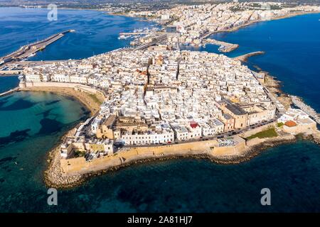 Vue aérienne, vieille ville avec le fort, les murailles de la ville et port de Gallipoli, province de Lecce, Péninsule du Salento, Pouilles, Italie Banque D'Images