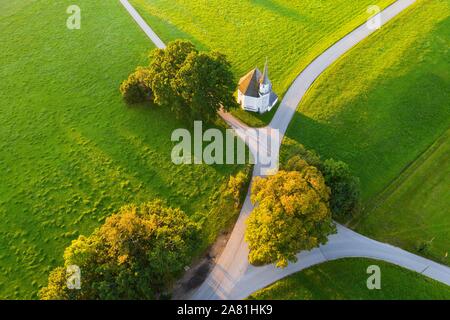 Chapelle de St Leonhard dans Harmating, près de Egling, Tolzer Terre, vue aérienne, Upper Bavaria, Bavaria, Germany Banque D'Images