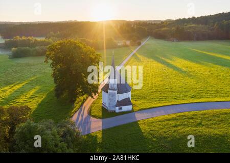 Chapelle de St Leonhard dans Harmating au lever du soleil, près de Egling, Tolzer Terre, vue aérienne, Upper Bavaria, Bavaria, Germany Banque D'Images