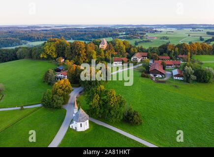 Chapelle St Leonhard, Harmating Harmating et château, près de Egling, Tolzer Terre, vue aérienne, Upper Bavaria, Bavaria, Germany Banque D'Images