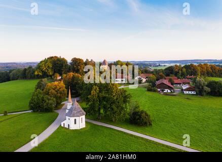 Chapelle St Leonhard, Harmating Harmating et château, près de Egling, Tolzer Terre, vue aérienne, Upper Bavaria, Bavaria, Germany Banque D'Images