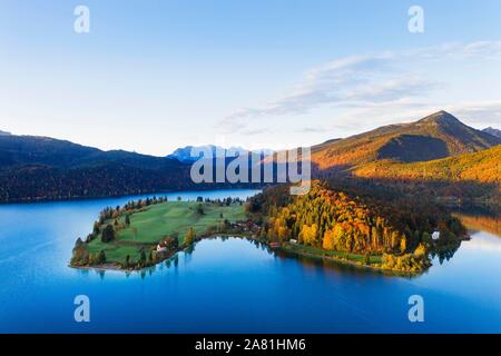 La péninsule du lac Walchensee avec Zwergern dans la lumière du matin, juste Simetsberg, vue aérienne, Upper Bavaria, Bavaria, Germany Banque D'Images