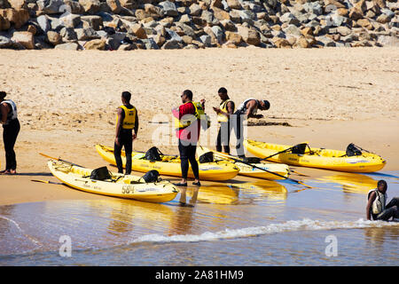 Un groupe de personnes qui apprennent à faire du kayak, plage de San Carlos, Monterey, Californie, États-Unis d'Amérique. Banque D'Images