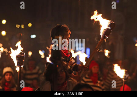 Les participants ont défilé dans la ville de Lewes dans le Sussex de l'Est au cours d'une procession annuelle bonfire night détenus par le feu de Lewes, Sociétés. Banque D'Images