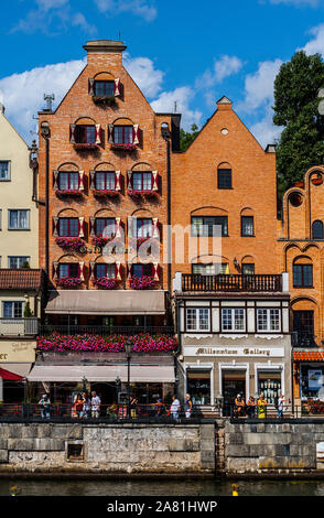 Ancien immeuble historique à long maisons Riverside à Gdansk, Pologne Banque D'Images