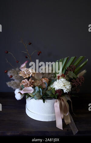 Une boîte avec un vintage bouquet sur un fond sombre, selective focus Banque D'Images