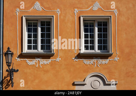 Windows avec décorations et lanter sur le mur de l'immeuble ancien rénové dans la vieille ville de Gdansk, Pologne Banque D'Images