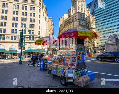 Stand typique avec Fast Food, Food Truck, Lower Manhattan, New York, USA Banque D'Images