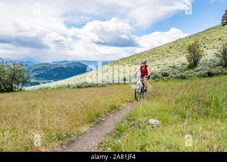 Une femme vtt une partie de la boucle Buck Mountain en dehors de Winthrop, Washington, USA. Banque D'Images