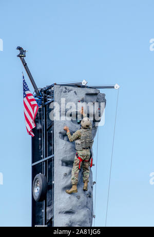 Kalamazoo Michigan USA 3 juillet 2017 ; un soldat de l'armée américaine démontre l'échelle tactique d'un haut mur d'escalade, de montrer les difficultés rencontrées par les militaires Banque D'Images