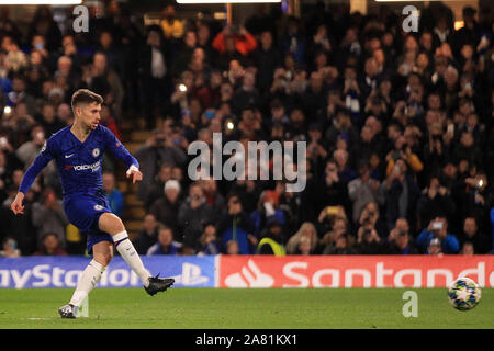 Londres, Royaume-Uni. 05Th Nov, 2019. Jorginho de Chelsea marque son premier but d'équipes du point de penalty. Ligue des Champions groupe H match, Chelsea v Ajax au stade de Stamford Bridge, à Chelsea, Londres, le mardi 5 novembre 2019. Ce droit ne peut être utilisé qu'à des fins rédactionnelles. Usage éditorial uniquement, licence requise pour un usage commercial. Aucune utilisation de pari, de jeux ou d'un seul club/ligue/dvd publications. pic par Steffan Bowen/Andrew Orchard la photographie de sport/Alamy live news Crédit : Andrew Orchard la photographie de sport/Alamy Live News Banque D'Images