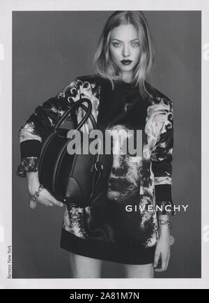 Affiche publicitaire de la maison de couture Givenchy avec Amanda Seyfried dans le magazine papier de l'année 2013, de la publicité, publicité de Givenchy création 2010s Banque D'Images