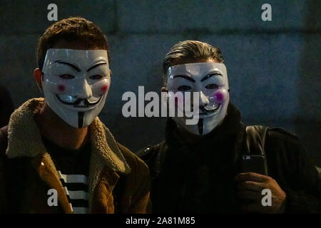 Personnes portant des masques Guy Fawkes lors de la « Marche annuelle du masque de illion » à Trafalgar Square, Londres Angleterre Royaume-Uni Banque D'Images